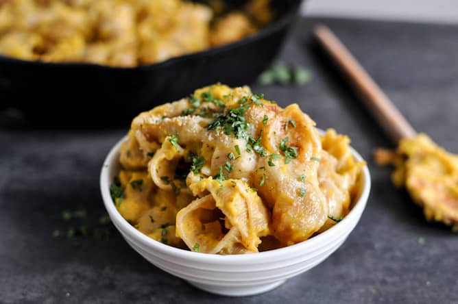 Easy Butternut Skillet Shells & Cheese I howsweeteats.com Easy Butternut Skillet Shells & Cheese I howsweeteats.com