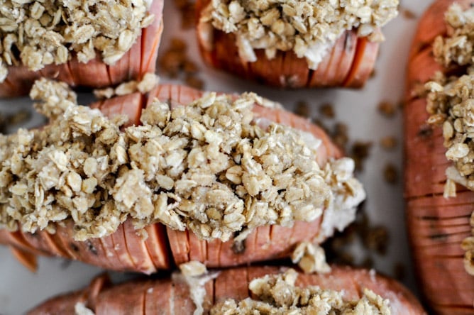 Cinnamon Sugar Hasselback Sweet Potatoes with Oatmeal Cookie Crumble I howsweeteats.com Cinnamon Sugar Hasselback Sweet Potatoes with Oatmeal Cookie Crumble I howsweeteats.com