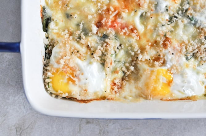 Fontina and Spinach Baked Eggs with Garlic Brown Butter Breadcrumbs I howsweeteats.com Fontina and Spinach Baked Eggs with Garlic Brown Butter Breadcrumbs I howsweeteats.com