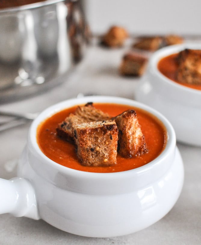 Creamy Tomato Soup with Brown Butter Garlic Croutons I howsweeteats.com Creamy Tomato Soup with Brown Butter Garlic Croutons I howsweeteats.com