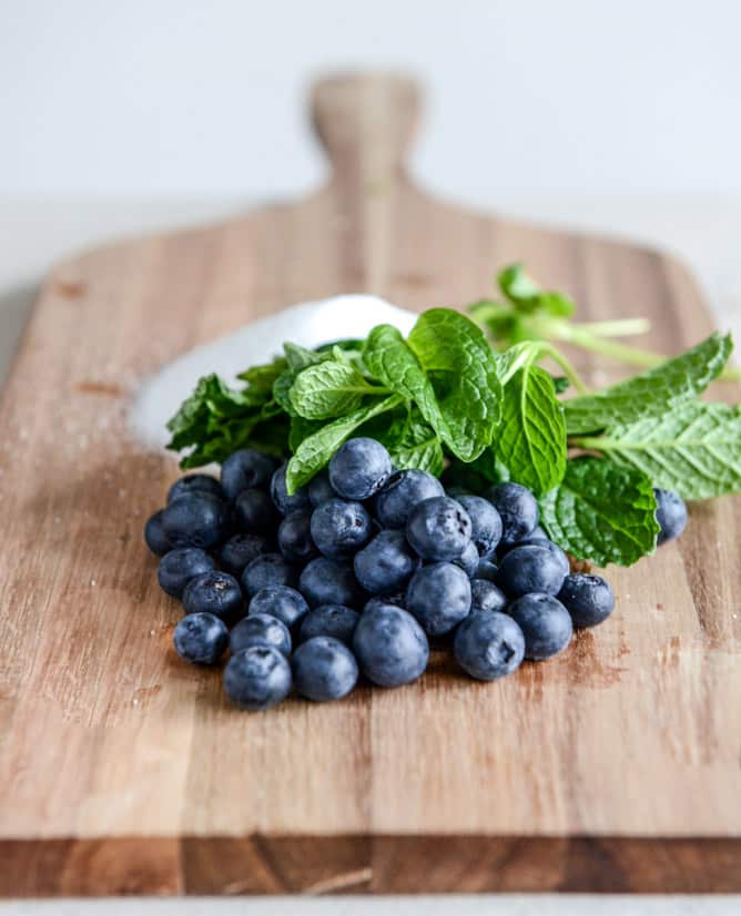 Blueberry Mint Juleps I howsweeteats.com Blueberry Mint Juleps I howsweeteats.com