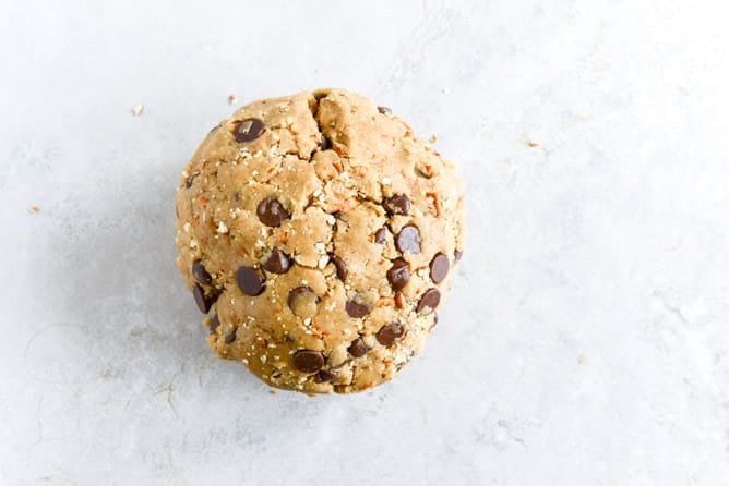 Peanut Butter Pretzel Chocolate Chip Cookie Bites I howsweeteats.com Peanut Butter Pretzel Chocolate Chip Cookie Bites I howsweeteats.com