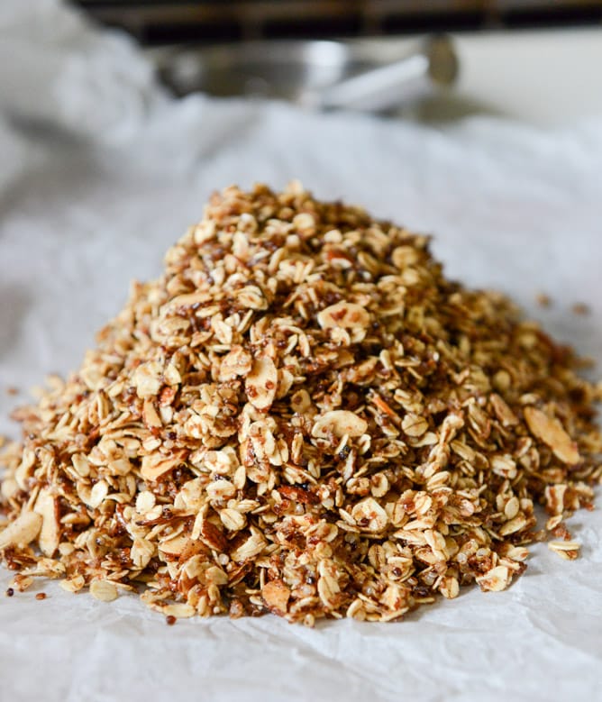 Crunchy Quinoa, Toasted Almond and Dark Chocolate Brown Butter Granola I howsweeteats.com Crunchy Quinoa, Toasted Almond and Dark Chocolate Brown Butter Granola I howsweeteats.com