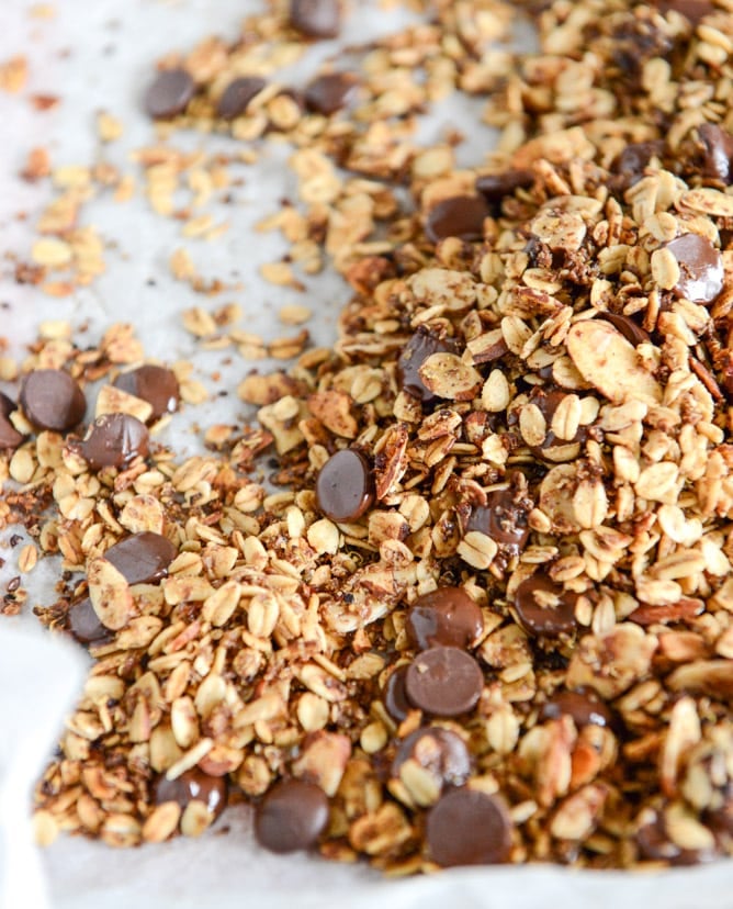 Crunchy Quinoa, Toasted Almond and Dark Chocolate Brown Butter Granola I howsweeteats.com Crunchy Quinoa, Toasted Almond and Dark Chocolate Brown Butter Granola I howsweeteats.com