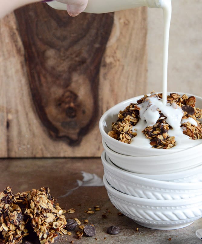 Crunchy Quinoa, Toasted Almond and Dark Chocolate Brown Butter Granola I howsweeteats.com Crunchy Quinoa, Toasted Almond and Dark Chocolate Brown Butter Granola I howsweeteats.com