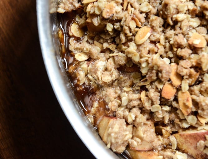 Amaretto Apple Crisp I howsweeteats.com Amaretto Apple Crisp I howsweeteats.com