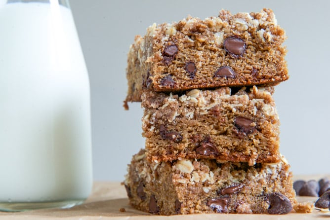 Chewy Chocolate Chip Blondies with Oatmeal Cookie Streusel I howsweeteats.com Chewy Chocolate Chip Blondies with Oatmeal Cookie Streusel I howsweeteats.com