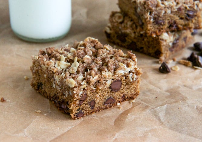 Chewy Chocolate Chip Blondies with Oatmeal Cookie Streusel I howsweeteats.com Chewy Chocolate Chip Blondies with Oatmeal Cookie Streusel I howsweeteats.com