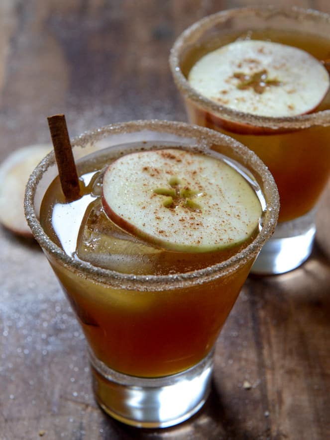 Spiced Amaretto Apple Cider Kiss I howsweeteats.com Spiced Amaretto Apple Cider Kiss I howsweeteats.com