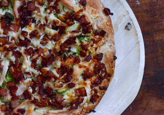thanksgiving leftovers: turkey, bacon and avocado ranch pizza I howsweeteats.com thanksgiving leftovers: turkey, bacon and avocado ranch pizza I howsweeteats.com