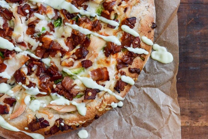 thanksgiving leftovers: turkey, bacon and avocado ranch pizza I howsweeteats.com thanksgiving leftovers: turkey, bacon and avocado ranch pizza I howsweeteats.com