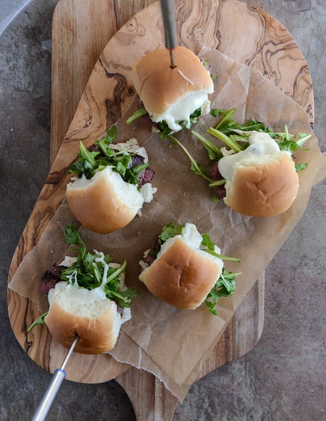 seared filet fondue sliders I howsweeteats.com seared filet fondue sliders I howsweeteats.com