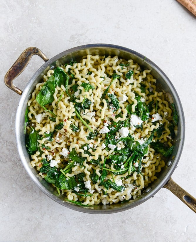 30 Minute Caramelized Shallot, Spinach and Goat Cheese Garlic Butter Pasta I howsweeteats.com 30 Minute Caramelized Shallot, Spinach and Goat Cheese Garlic Butter Pasta I howsweeteats.com