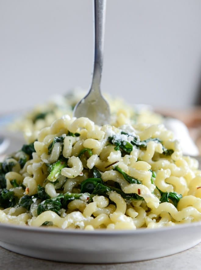 30 Minute Caramelized Shallot, Spinach and Goat Cheese Garlic Butter Pasta I howsweeteats.com 30 Minute Caramelized Shallot, Spinach and Goat Cheese Garlic Butter Pasta I howsweeteats.com