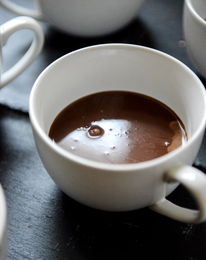 Toasted Marshmallow Cream Hot Chocolate I howsweeteats.com Toasted Marshmallow Cream Hot Chocolate I howsweeteats.com