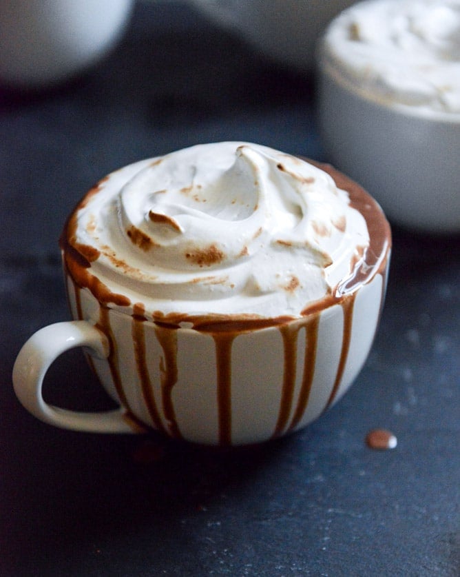 Toasted Marshmallow Cream Hot Chocolate I howsweeteats.com Toasted Marshmallow Cream Hot Chocolate I howsweeteats.com