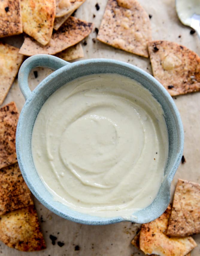 Jalapeño Honey Hummus with Spiced Olive Oil Tortilla Chips I howsweeteats.com Jalapeño Honey Hummus with Spiced Olive Oil Tortilla Chips I howsweeteats.com