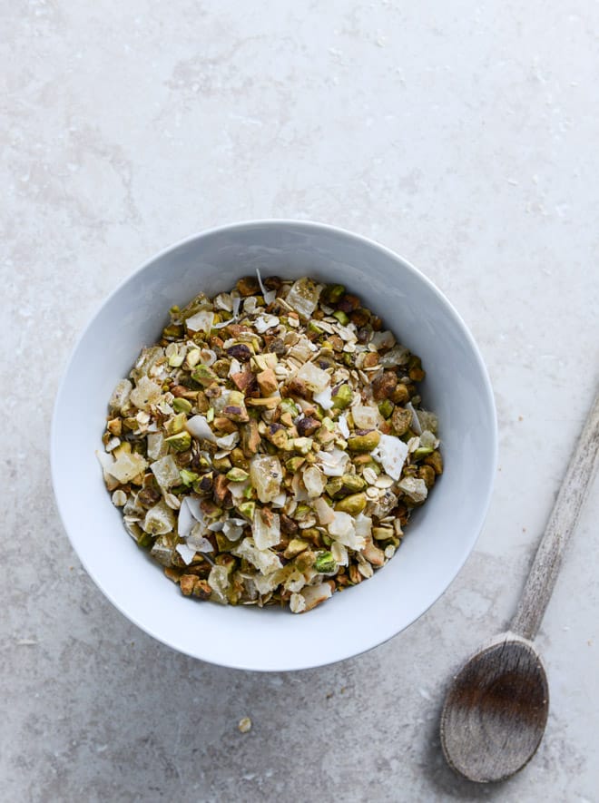 toasted pistachio and pineapple muesli I howsweeteats.com toasted pistachio and pineapple muesli I howsweeteats.com