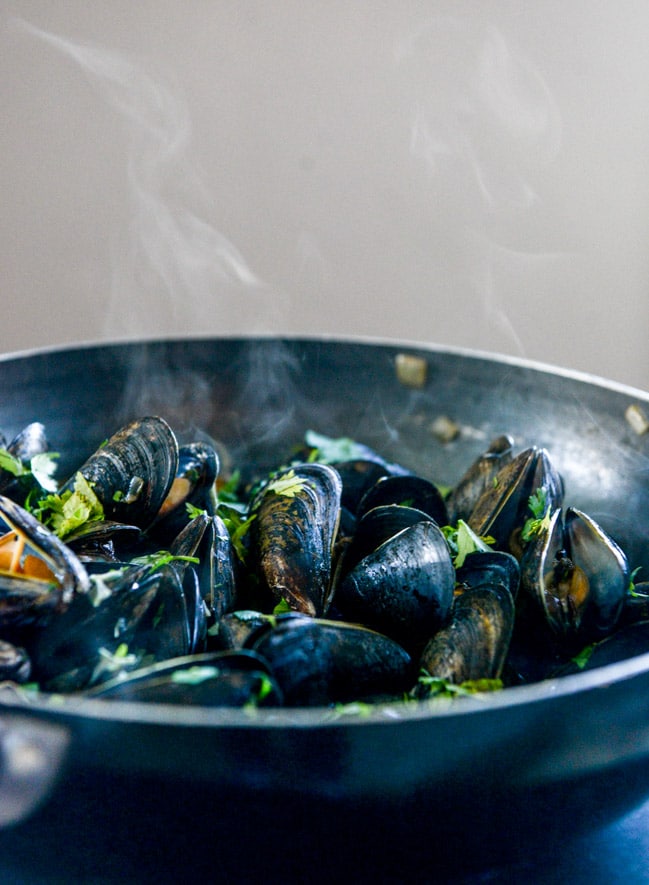 honey beer mussels with butter herb baguettes I howsweeteats.com