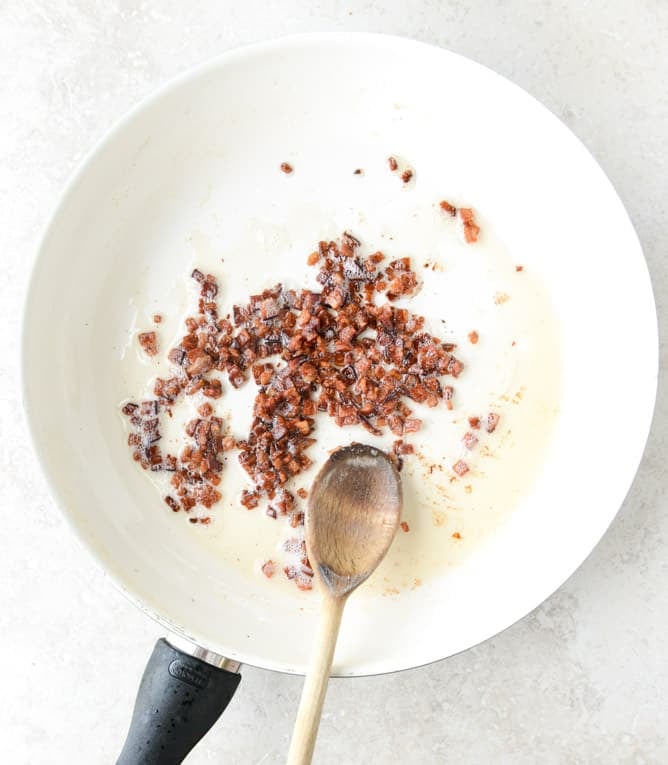 how to make caramelized shallot bacon gravy I howsweeteats.com