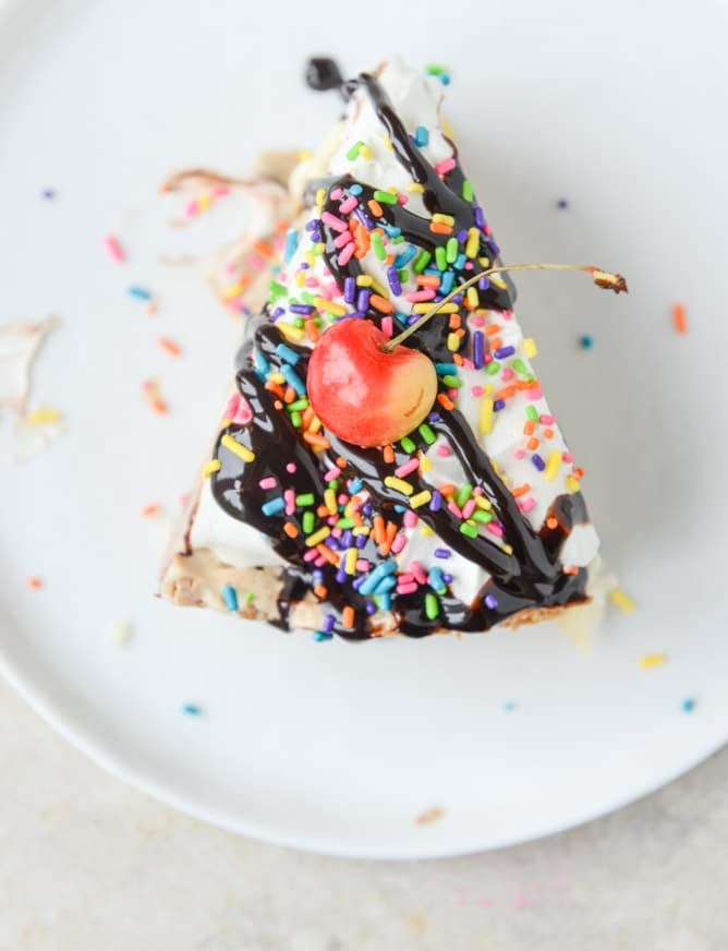 coffee ice cream sundae pie with a macaroon crust I howsweeteats.com