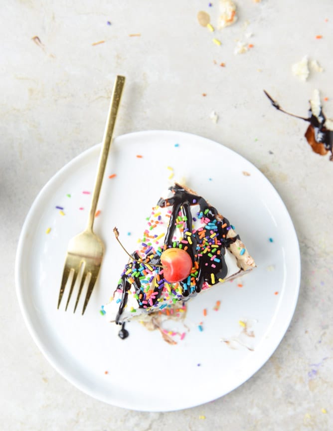 coffee ice cream sundae pie with a macaroon crust I howsweeteats.com