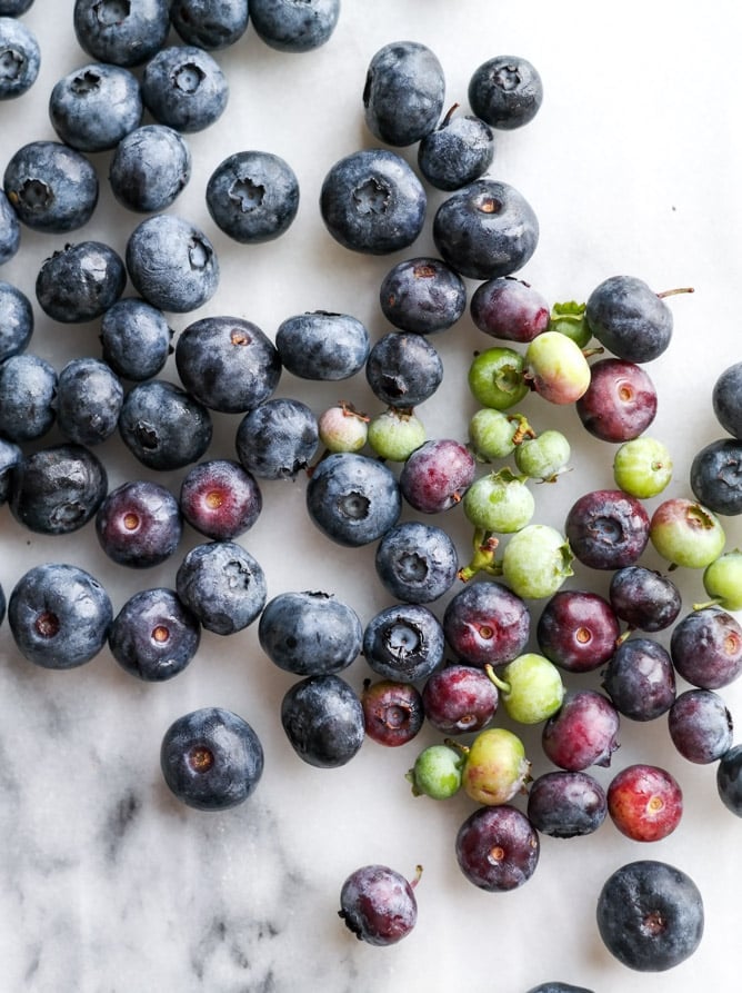 easy cinnamon blueberry slab pie I howsweeteats.com
