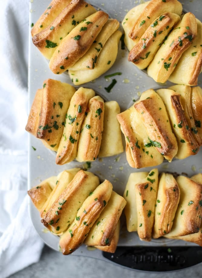 garlic butter pull apart rolls I howsweeteats.com