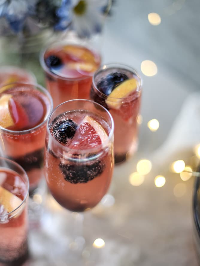 blackberry champagne punch I howsweeteats.com