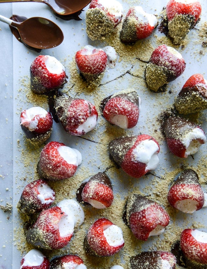 S'mores Stuffed Strawberries and 10 favorite recipes for Memorial Day Weekend I howsweeteats.com