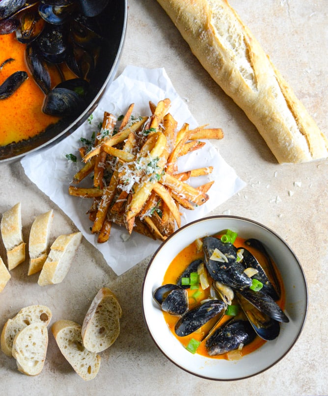 Coconut Curry Steamed Mussels I howsweeteats.com