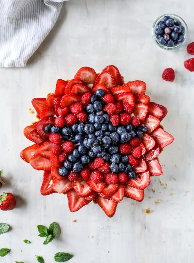 VIDEO TUTORIAL! no-bake cheesecake triple berry star tart I howsweeteats.com