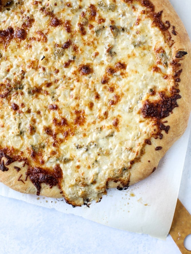 white clam sauce pizza I howsweeteats.com