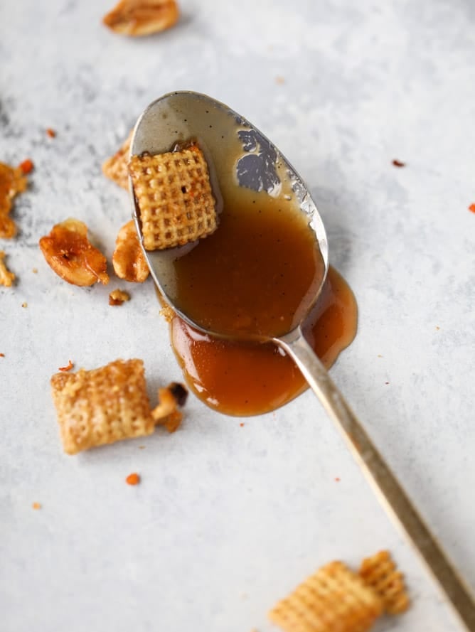 chipotle caramel chex mix recipe I howsweeteats.com #chexmix #snackmix #holidays #christmas