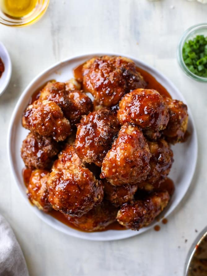 sweet and spicy roasted cauliflower I howsweeteats.com #cauliflower #crispy #roasted #sweet #spicy