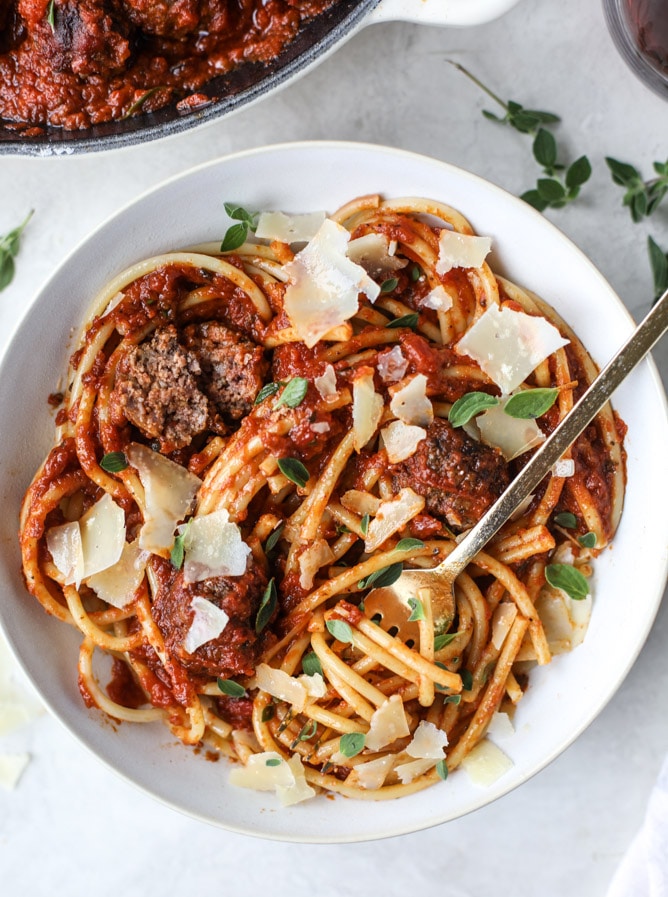 25 of my favorite easy dinners and back-to-school recipes! A fantastic mix of chicken, veggie and beef recipes that can made in 30 minutes or less. Perfect for back to school and weeknights when you need a super delicious but easy dinner. I howsweeteats.com #easy #dinners #back #to #school #recipes #healthy #30minute #meals