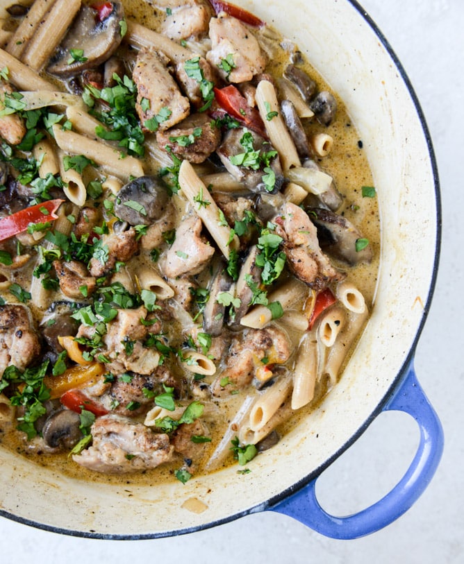 25 of my favorite easy dinners and back-to-school recipes! A fantastic mix of chicken, veggie and beef recipes that can made in 30 minutes or less. Perfect for back to school and weeknights when you need a super delicious but easy dinner. I howsweeteats.com #easy #dinners #back #to #school #recipes #healthy #30minute #meals