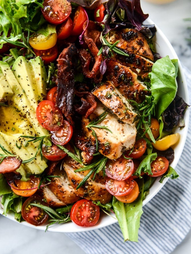 25 of my favorite easy dinners and back-to-school recipes! A fantastic mix of chicken, veggie and beef recipes that can made in 30 minutes or less. Perfect for back to school and weeknights when you need a super delicious but easy dinner. I howsweeteats.com #easy #dinners #back #to #school #recipes #healthy #30minute #meals