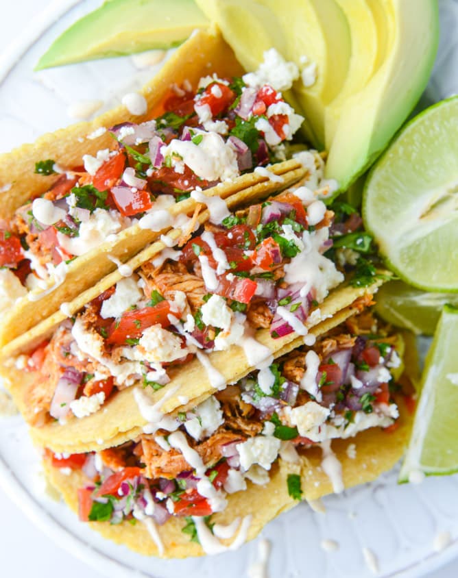 25 of my favorite easy dinners and back-to-school recipes! A fantastic mix of chicken, veggie and beef recipes that can made in 30 minutes or less. Perfect for back to school and weeknights when you need a super delicious but easy dinner. I howsweeteats.com #easy #dinners #back #to #school #recipes #healthy #30minute #meals