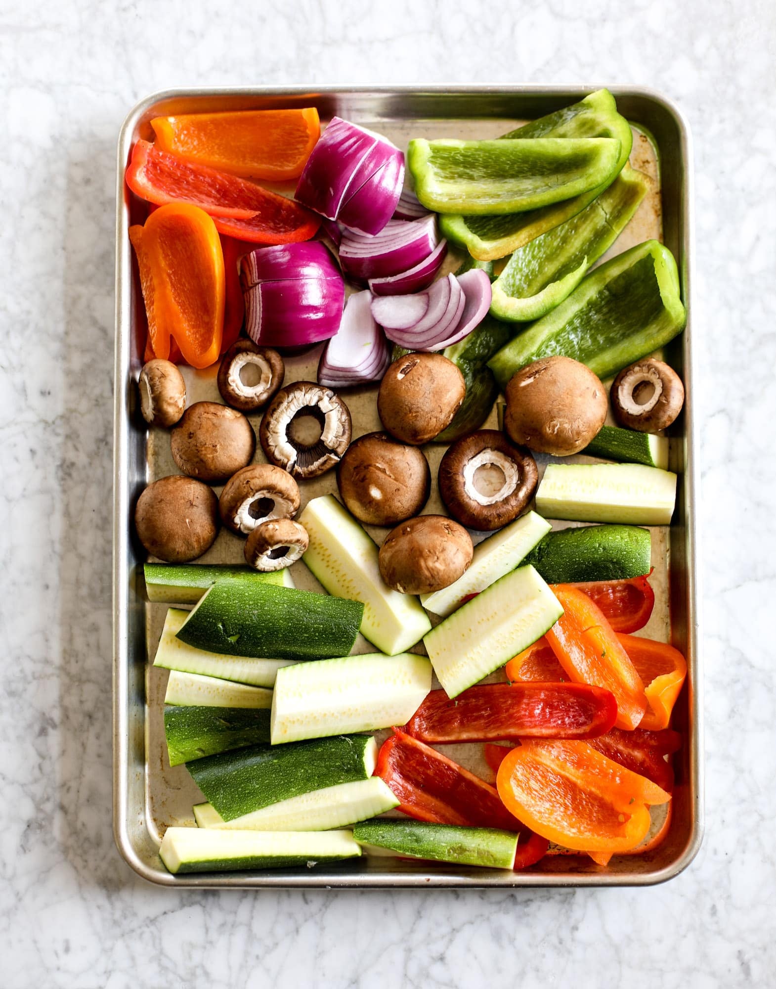 These are the best grilled vegetables ever! You grill your veggies and chop them into the perfect bite, then drizzle them with a fabulous fresh basil vinaigrette. Delish! It doesn't end there; serve these with grilled garlic toast and everyone will freak! I howsweeteats.com #best #grilled #vegetables #veggies #basil #bread