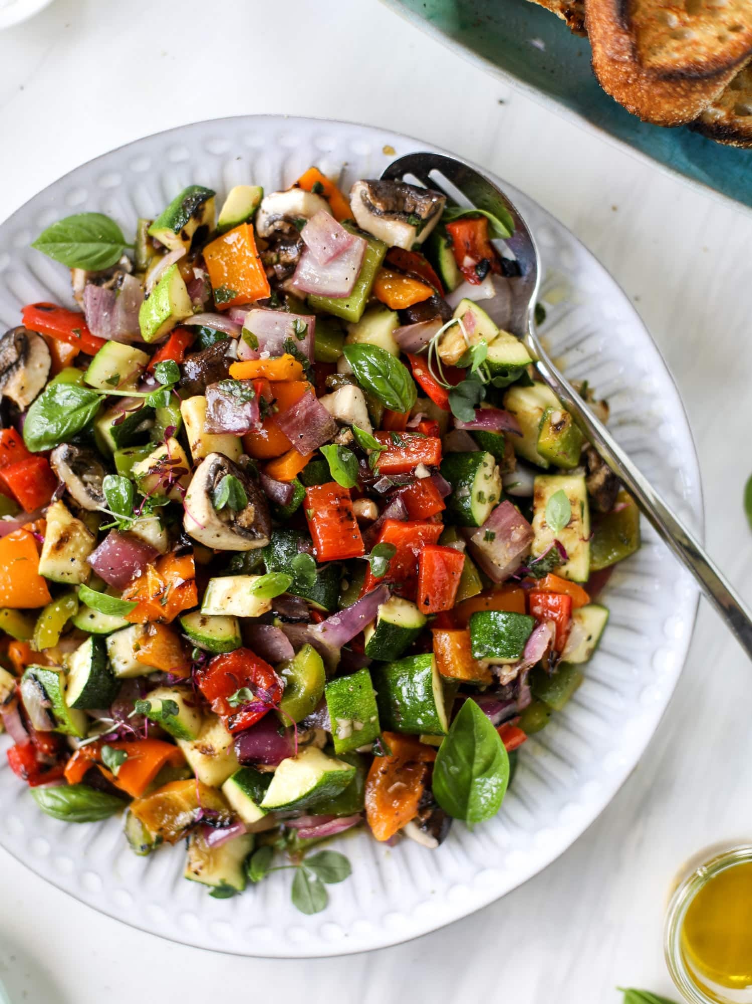 These are the best grilled vegetables ever! You grill your veggies and chop them into the perfect bite, then drizzle them with a fabulous fresh basil vinaigrette. Delish! It doesn't end there; serve these with grilled garlic toast and everyone will freak! I howsweeteats.com #best #grilled #vegetables #veggies #basil #bread