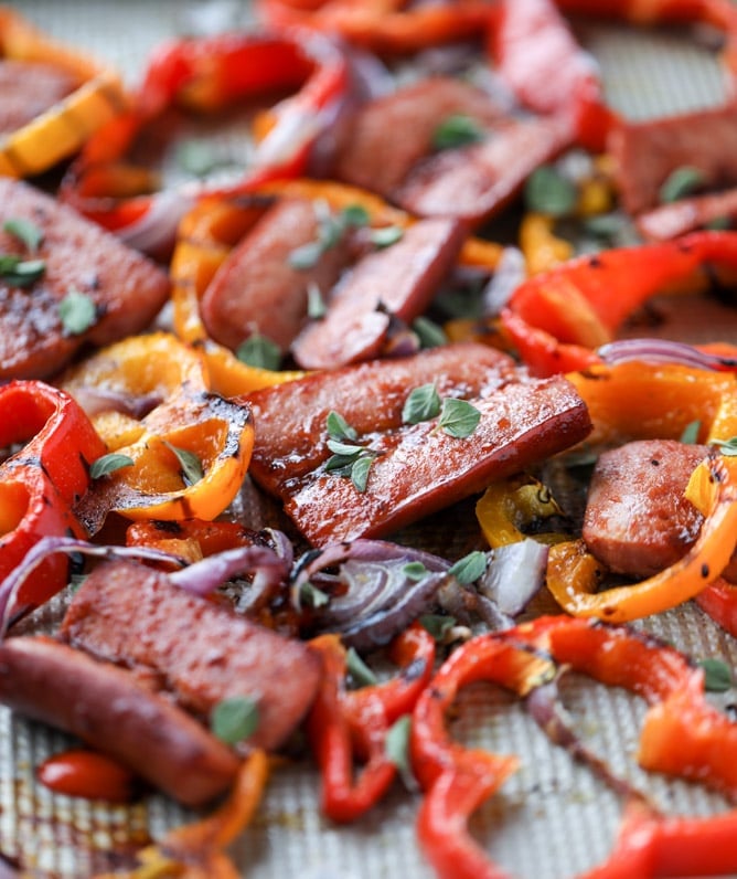 25 of my favorite easy dinners and back-to-school recipes! A fantastic mix of chicken, veggie and beef recipes that can made in 30 minutes or less. Perfect for back to school and weeknights when you need a super delicious but easy dinner. I howsweeteats.com #easy #dinners #back #to #school #recipes #healthy #30minute #meals