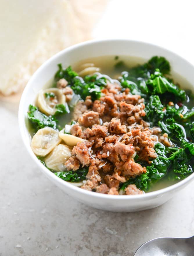25 of my favorite easy dinners and back-to-school recipes! A fantastic mix of chicken, veggie and beef recipes that can made in 30 minutes or less. Perfect for back to school and weeknights when you need a super delicious but easy dinner. I howsweeteats.com #easy #dinners #back #to #school #recipes #healthy #30minute #meals