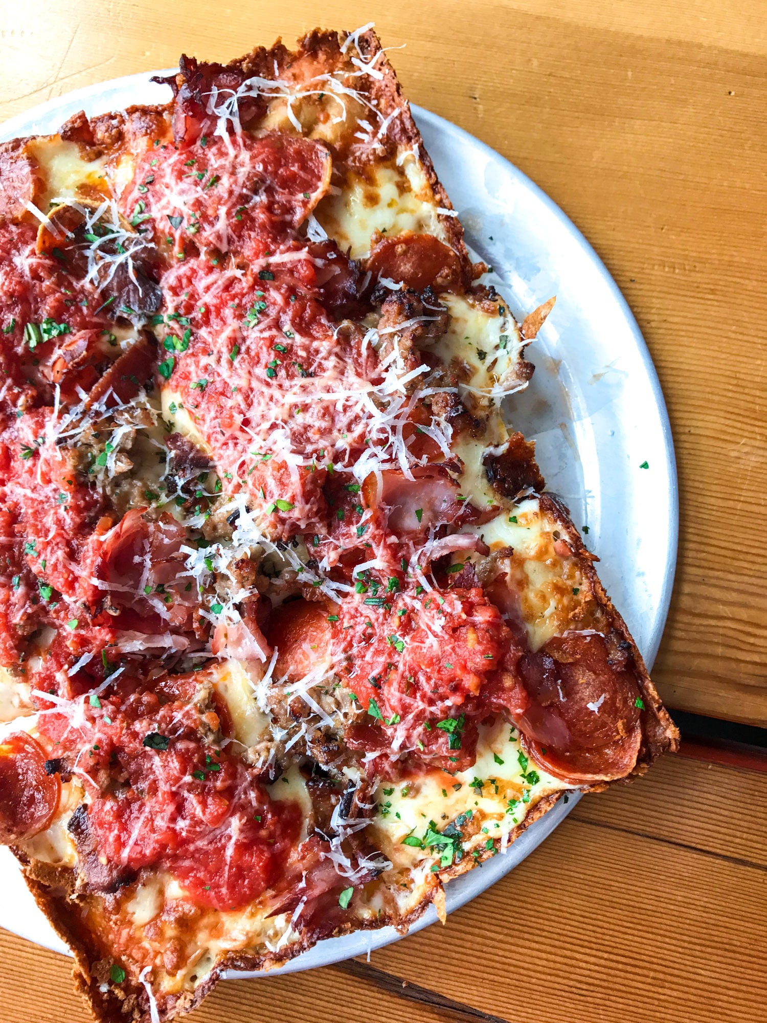 A guide to my favorites places to eat in Pittsburgh along with the best Pittsburgh restaurants. Everything from coffee to dinner! I howsweeteats.com #pittsburgh #restaurants