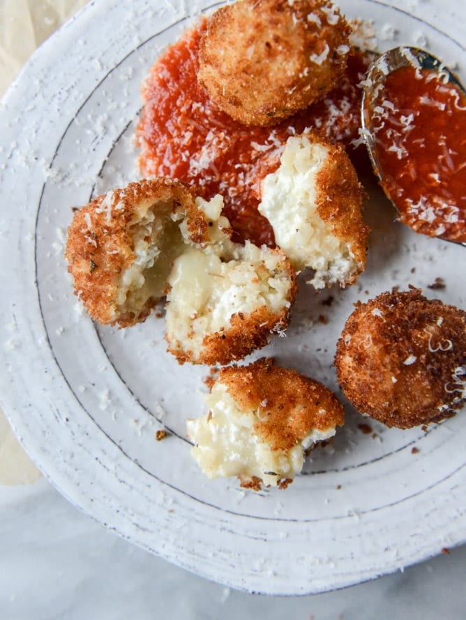 Sharing 25 of my favorite holiday recipes to make over christmas break, from brunch to dinner, cocktails and dessert! So many options.