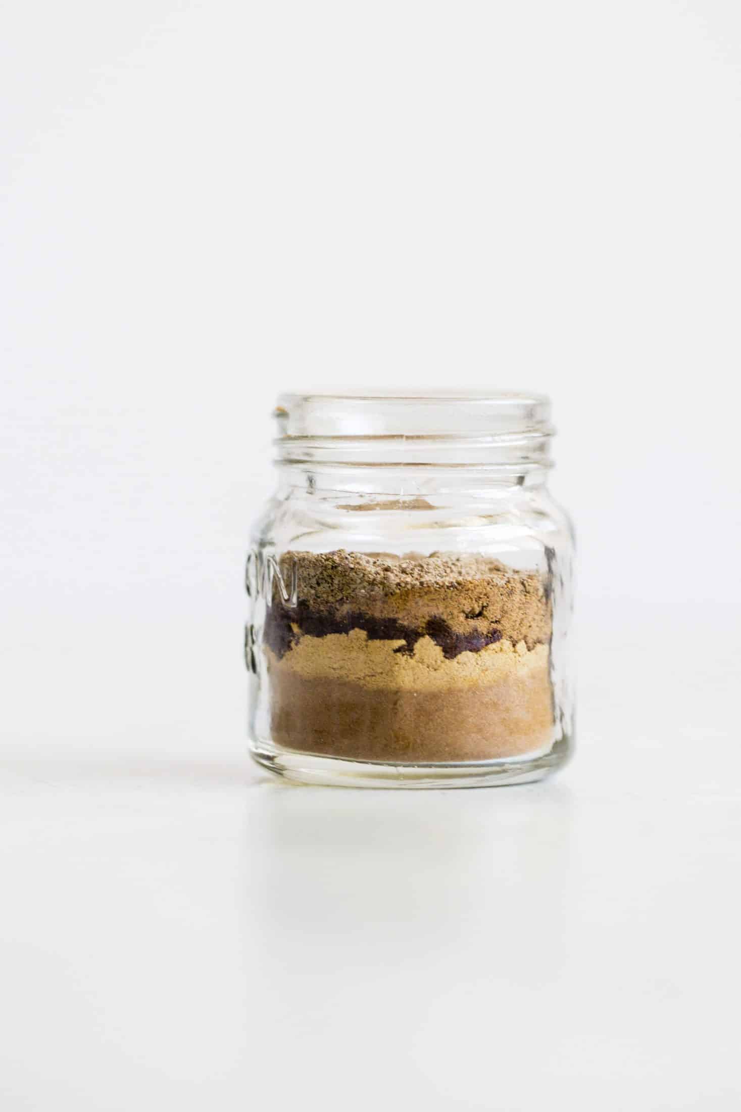 Here is exactly how you make your own homemade pumpkin pie spice! Blend together a few spices and you won't have to buy a jar ever again! It's economical, fun and you can decide how flavorful you want your pumpkin pie spice! I howsweeteats.com #pumpkin #pie #spice