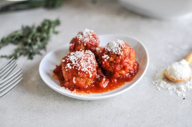 Healthy Crockpot Mini Turkey Meatballs I howsweeteats.com