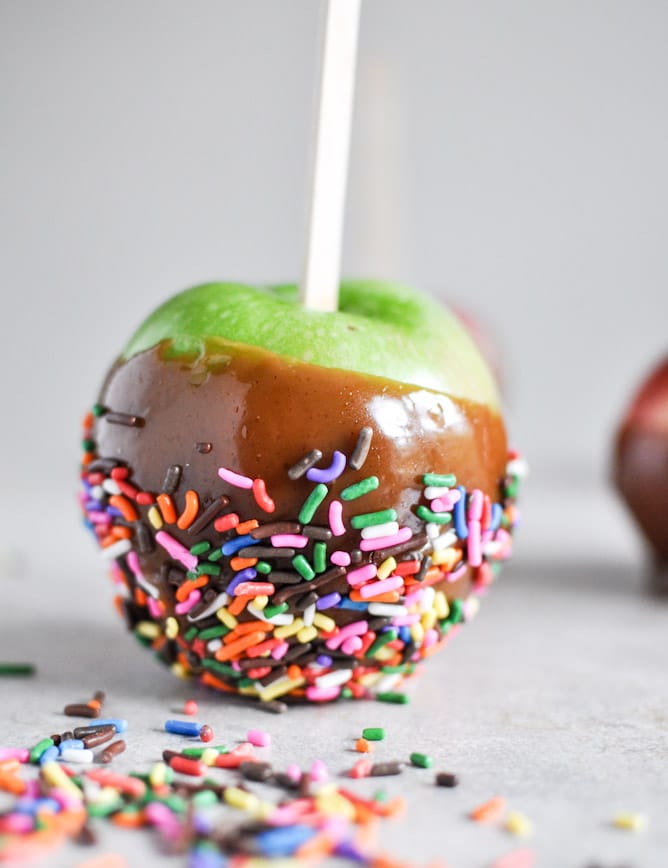 Vanilla Bourbon Caramel Apples I howsweeteats.com