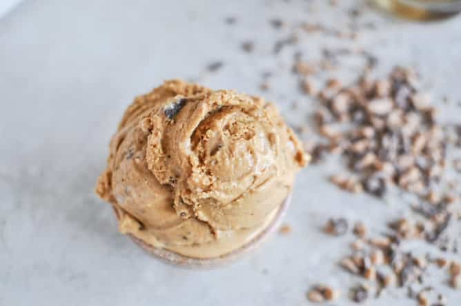 Burnt Caramel Bourbon Ice Cream with Milk Chocolate Toffee I howsweeteats.com