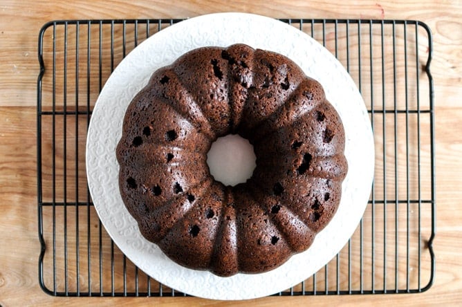 Chocolate Fudge Peanut Butter Cake I howsweeteats.com